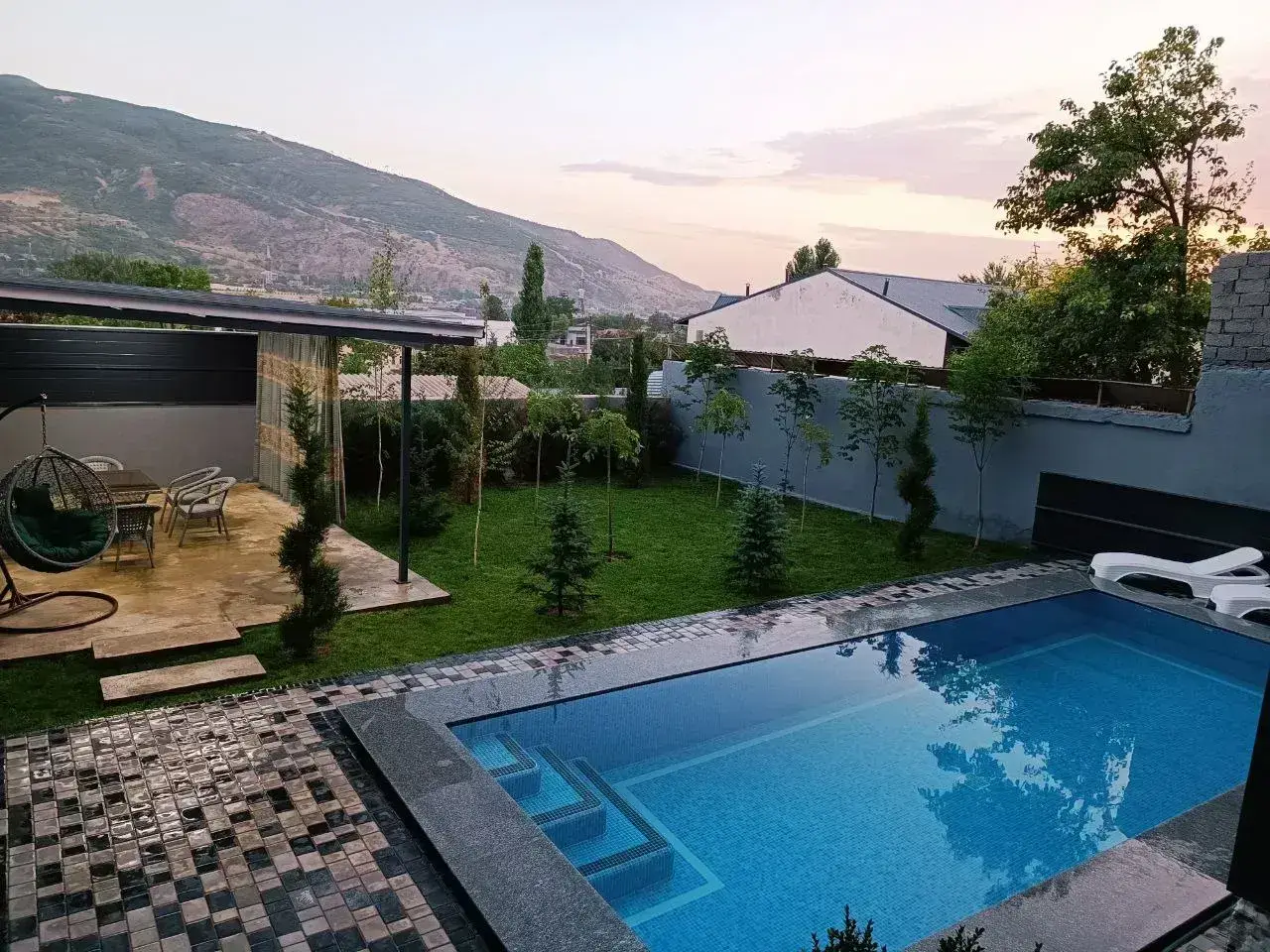 Yalangoch mushuklar bilan yalangoch ayollarning yovvoyi qabilasi