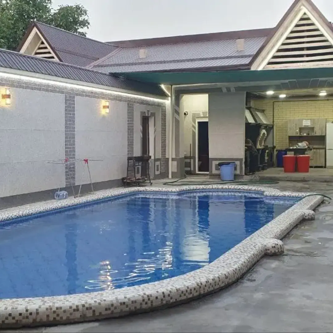 Stolda erkak va ayol qattiq blowjob