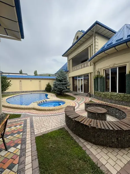 Qizlar saunada dam olish uchun